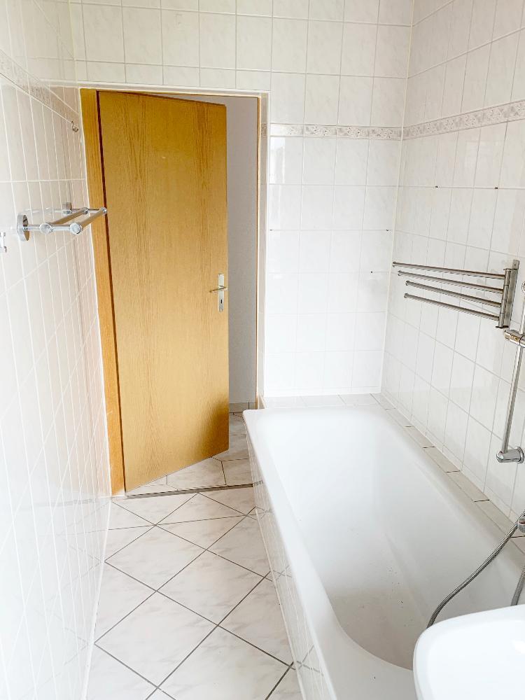 Tageslichtbad mit Wanne, WC und Waschtisch mit Blick Richtung Flurbereich