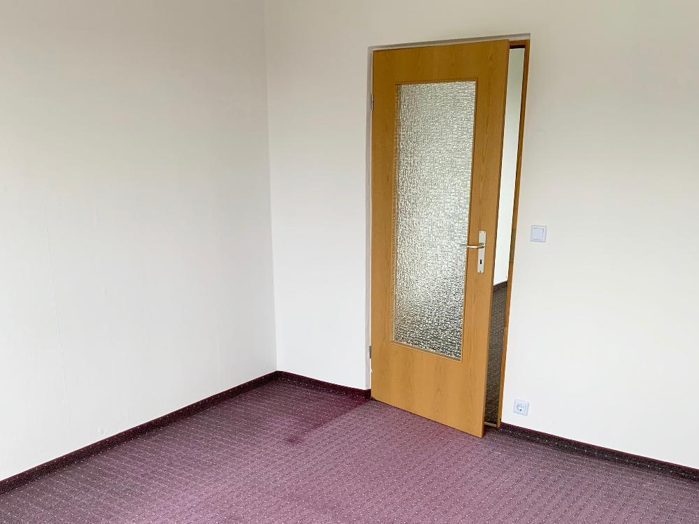 Schlafzimmer mit Blick Richtung Wohnzimmer