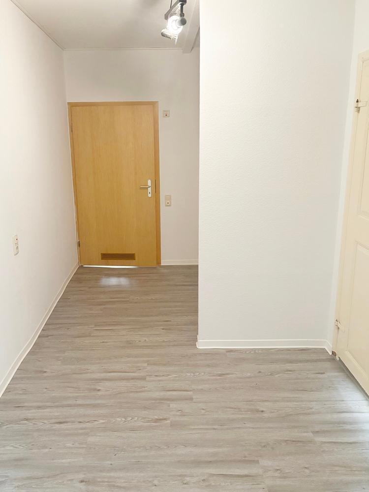 Flur Eingangsbereich mit Blick Richtung Kochnische
