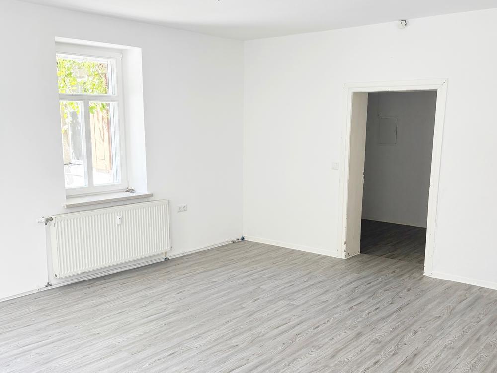 Wohnzimmer mit Blick Richtung Flurbereich