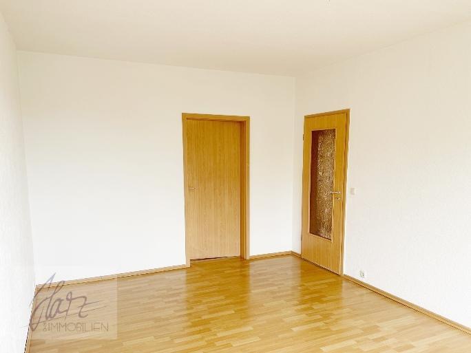 Wohnzimmer mit Blick Richtung Schlafzimmer und Flurbereich