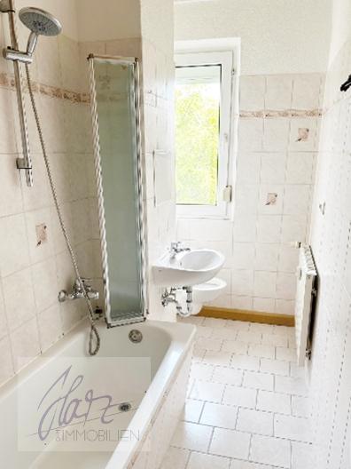 Tageslichtbad mit Wanne, WC und Waschtisch