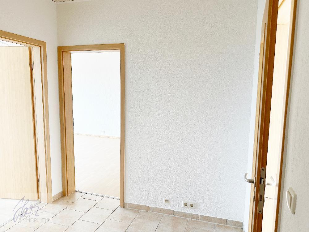 Flur mit Blick Richtung Wohnzimmer