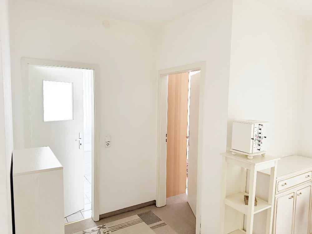 ***VOLL MÖBLIERTE TRAUMWOHNUNG - EINZIEHEN UND SOFORT ZU HAUSE SEIN*** 2,5 Raumwohnung mit Balkon und Tageslichtbad zu vermieten - Photo 1