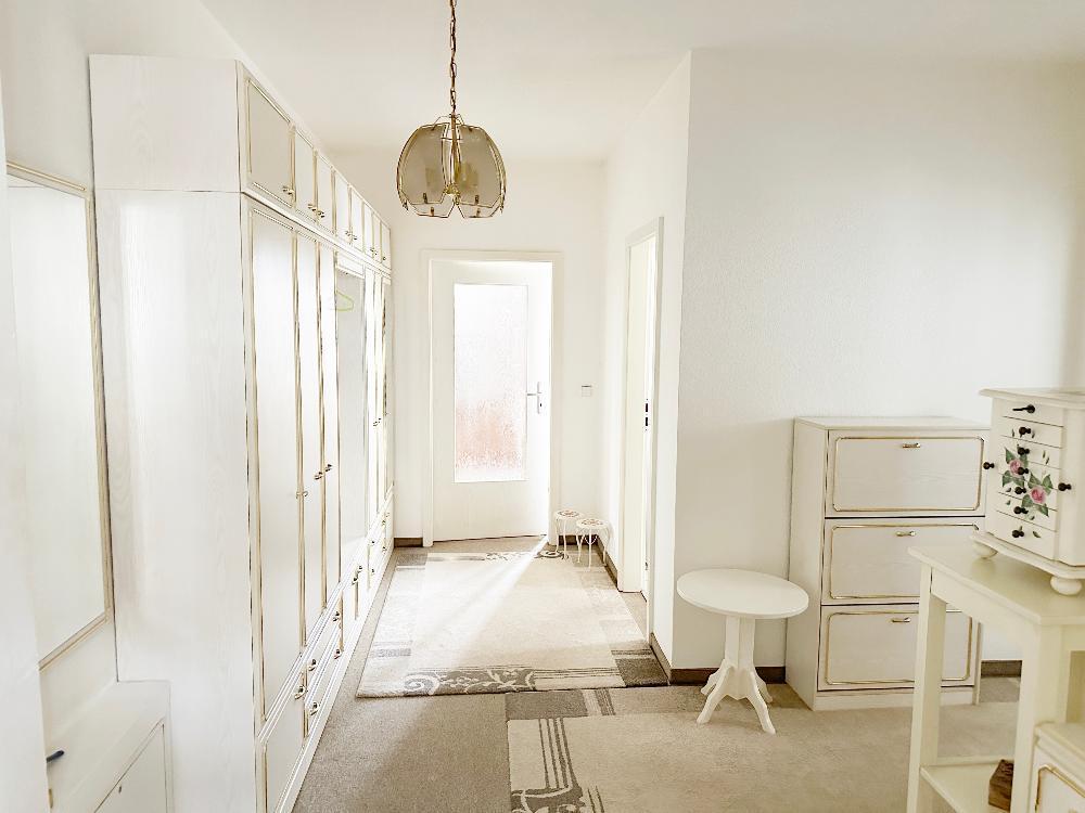 ***VOLL MÖBLIERTE TRAUMWOHNUNG - EINZIEHEN UND SOFORT ZU HAUSE SEIN*** 2,5 Raumwohnung mit Balkon und Tageslichtbad zu vermieten - Photo 2