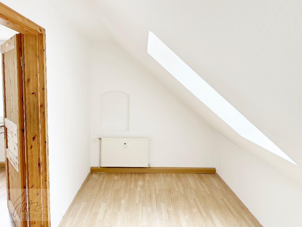 ***VIEL PLATZ & BESONDERER WOHNCHARAKTER – 6-ZIMMER-MAISONETTE MIT KAMIN*** ab demnächst zu vermieten - Foto 1