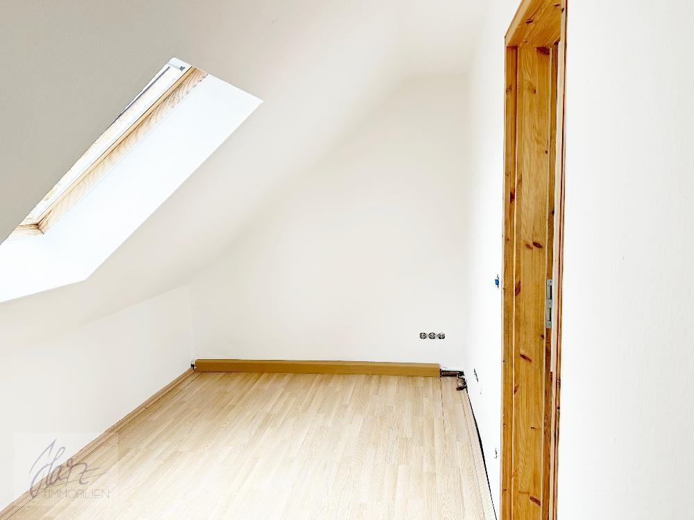***VIEL PLATZ & BESONDERER WOHNCHARAKTER – 6-ZIMMER-MAISONETTE MIT KAMIN*** ab demnächst zu vermieten - Foto 2