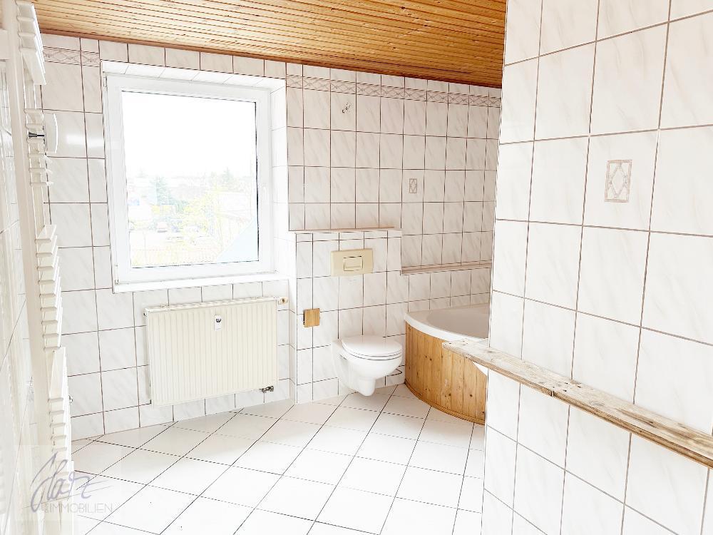***VIEL PLATZ & BESONDERER WOHNCHARAKTER – 6-ZIMMER-MAISONETTE MIT KAMIN*** ab demnächst zu vermieten - Foto 4