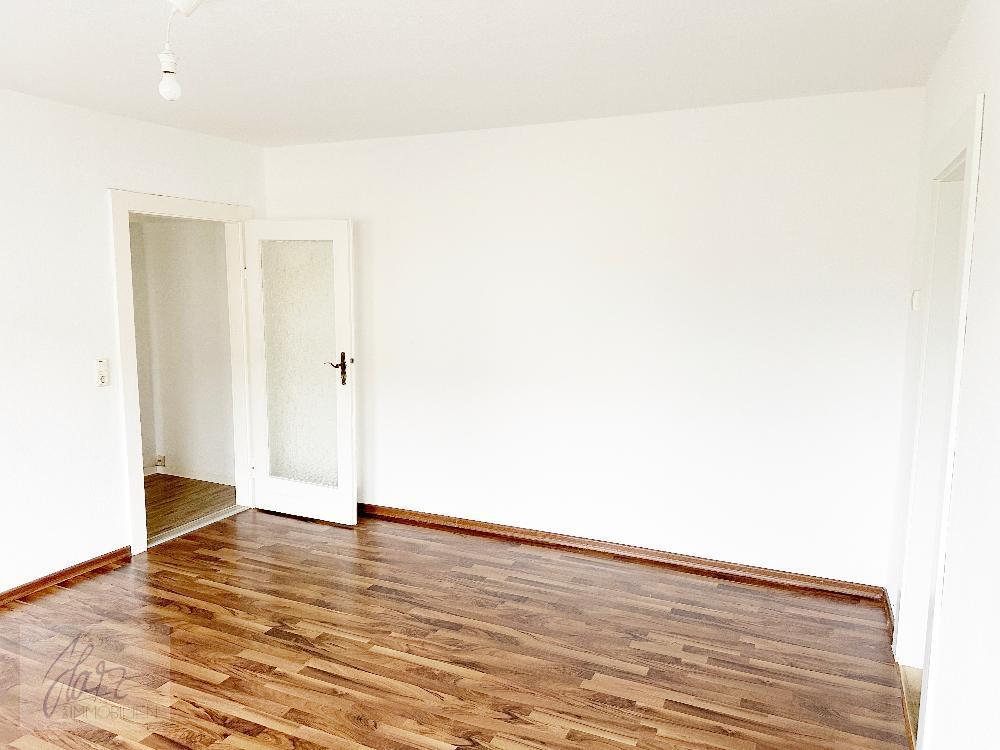 Wohnzimmer mit Blick Richtung Flurbereich