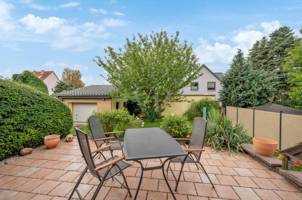 Terrasse mit Blick in den Garten