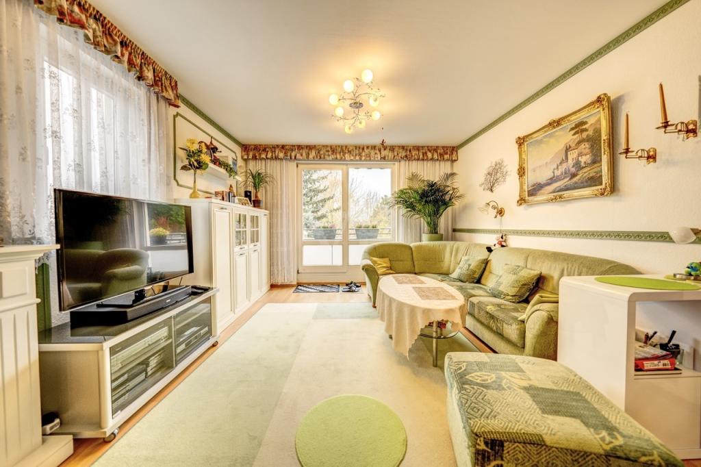 Wohnzimmer mit Zugang zum Balkon 