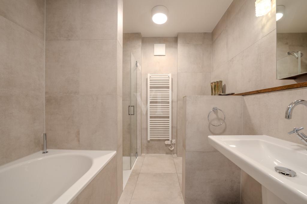  Master-Bad mit Badewanne und Dusche