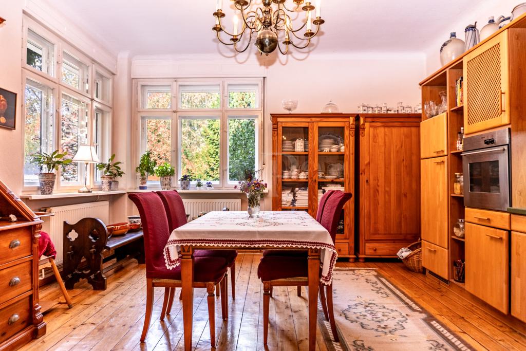 Essbereich mit Blick in die Natur 