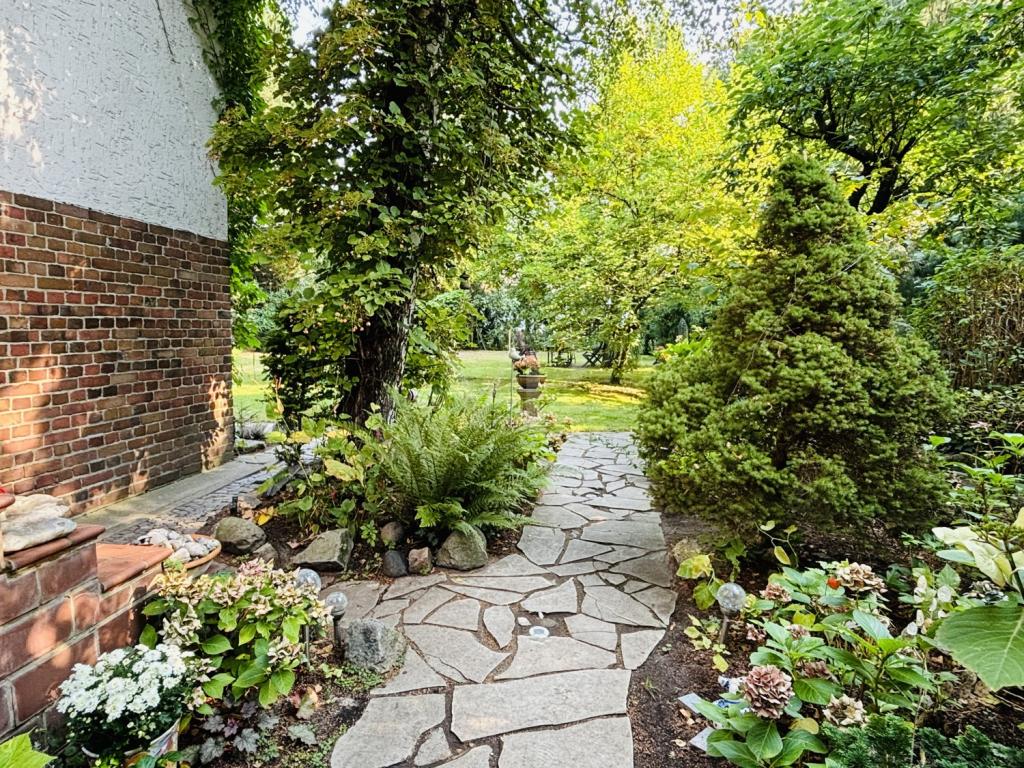 Weg in den hinteren Garten