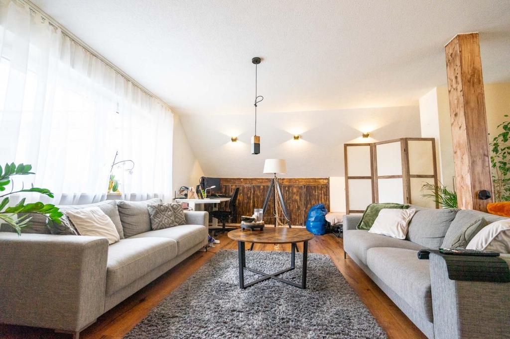 Helle Dachgeschosswohnung mit schönem Sichtgebälk - Foto 1