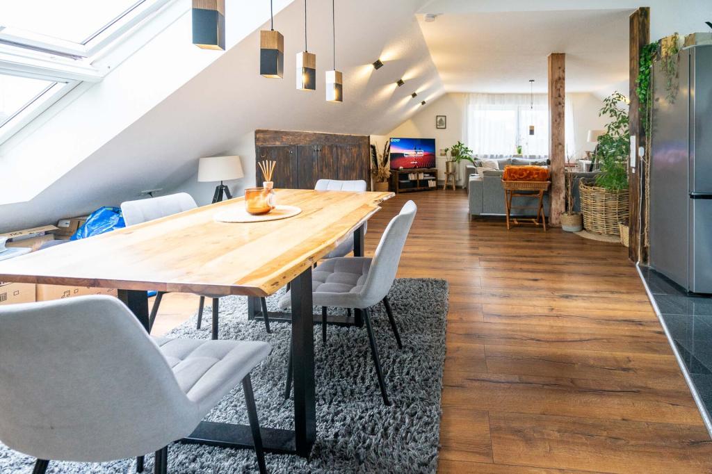 Helle Dachgeschosswohnung mit schönem Sichtgebälk - Foto 3