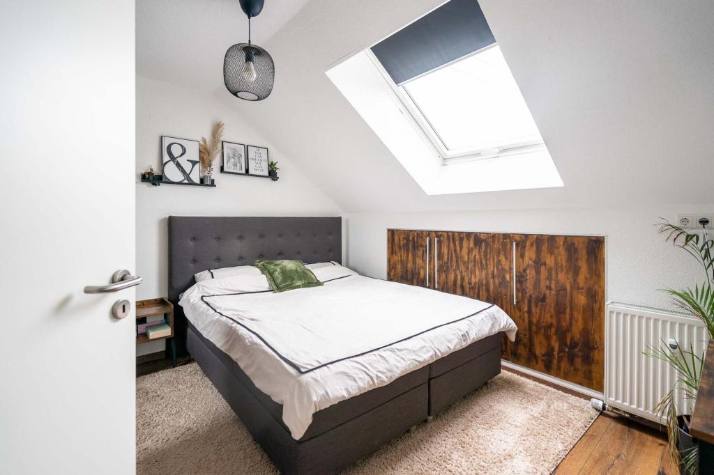 Helle Dachgeschosswohnung mit schönem Sichtgebälk - Foto 4