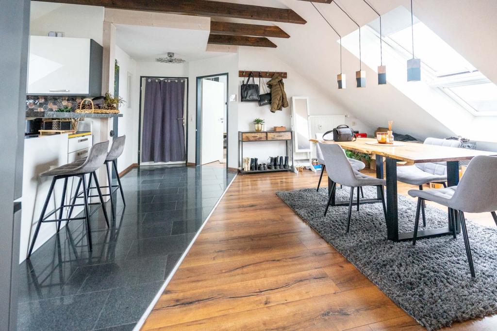 Helle Dachgeschosswohnung mit schönem Sichtgebälk - Foto 2