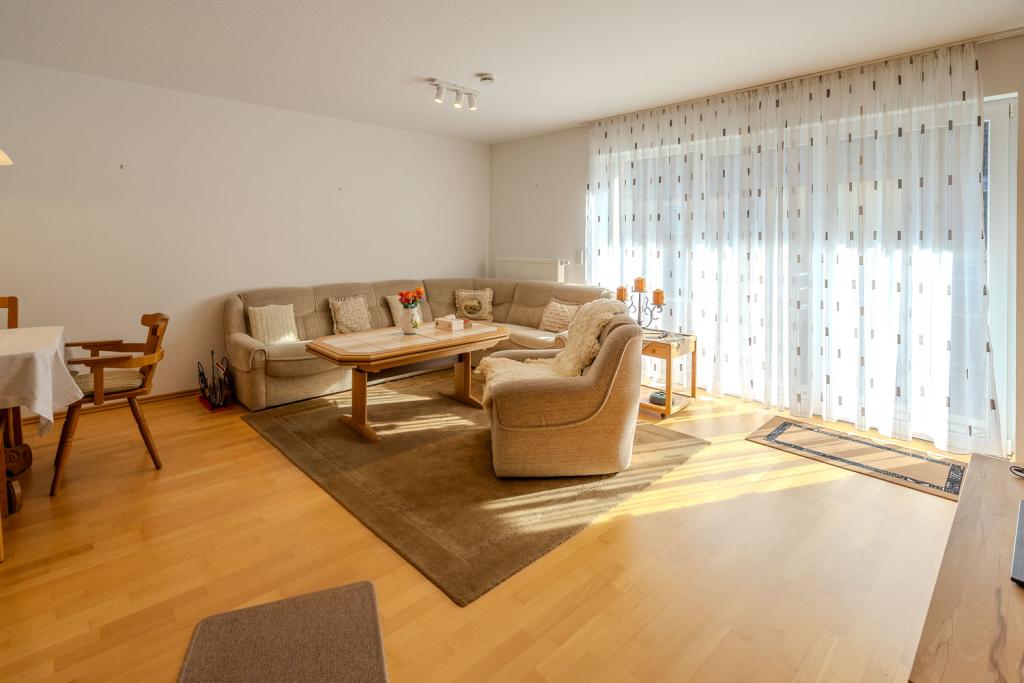 Attraktive 2,5-Zimmer-Wohnung mit großzügigem Wohnbereich und Südbalkon - Foto 1