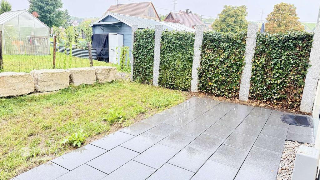 Terrasse mit Gartenanteil