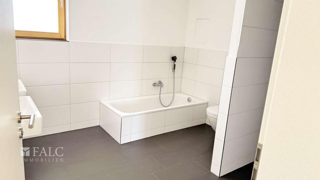 Bad mit Wanne und ebener Dusche