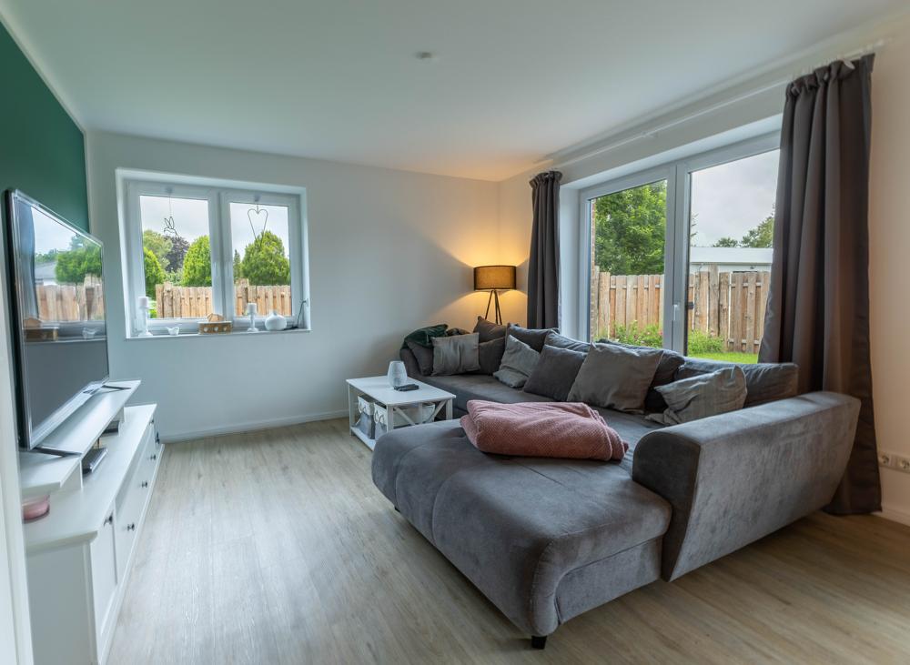 Stilvolle Erdgeschosswohnung mit großzügiger Terrasse und Garten in Weddingstedt zu vermieten - Foto 1
