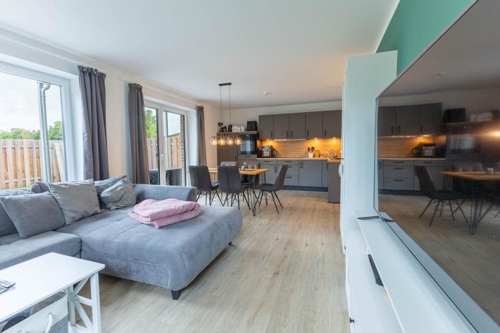 Stilvolle Erdgeschosswohnung mit großzügiger Terrasse und Garten in Weddingstedt zu vermieten - Foto 3