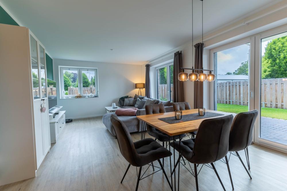 Stilvolle Erdgeschosswohnung mit großzügiger Terrasse und Garten in Weddingstedt zu vermieten - Foto 2