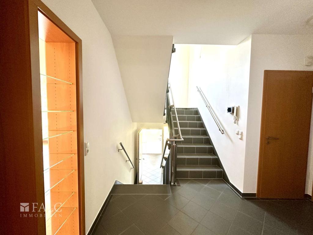 Flur mit Treppe ins OG