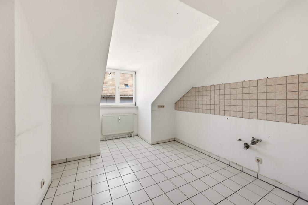 Lichtdurchflutete Dachgeschosswohnung in ruhiger Lage mit großer Fensterfront & Dachterrasse - Photo 5