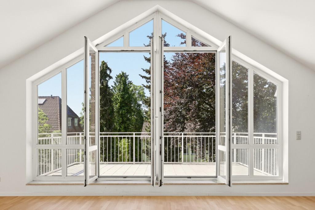 Lichtdurchflutete Dachgeschosswohnung in ruhiger Lage mit großer Fensterfront & Dachterrasse - Photo 2