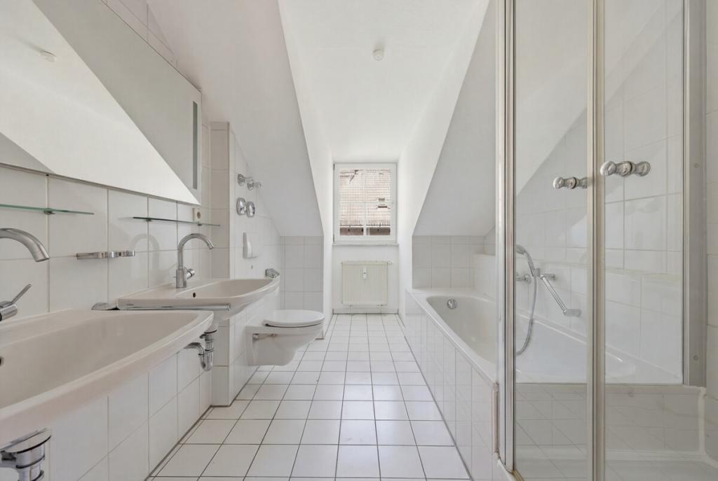 Lichtdurchflutete Dachgeschosswohnung in ruhiger Lage mit großer Fensterfront & Dachterrasse - Photo 4