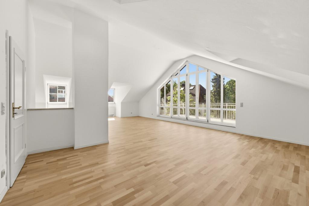 Lichtdurchflutete Dachgeschosswohnung in ruhiger Lage mit großer Fensterfront & Dachterrasse - Photo 1