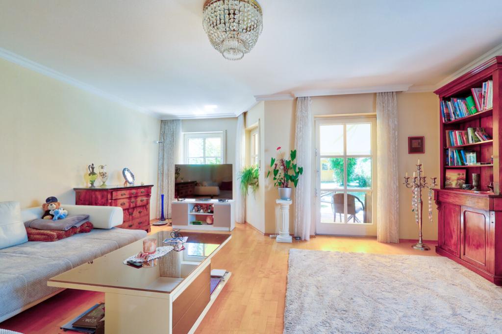 Doppelhaushälfte - viel Platz mit schönem Garten - Foto 1