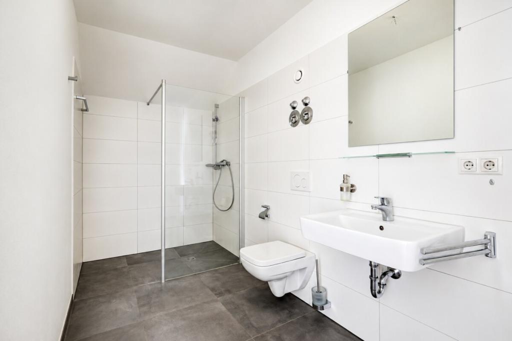 Moderne 3-Zimmer-Dachgeschosswohnung mit Ostbalkon - Foto 2