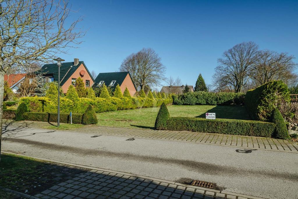 straßenseitiger Blick 