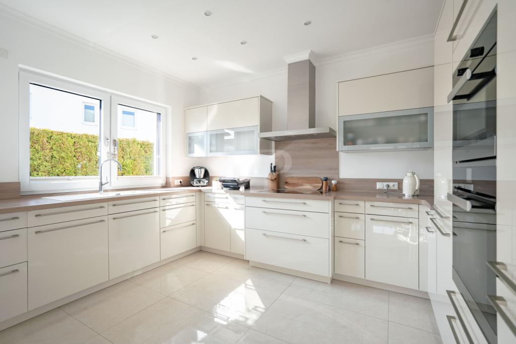 Küche mit hochwertiger Einbauküche