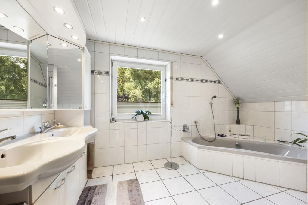 Blick in das Badezimmer im Obergeschoss