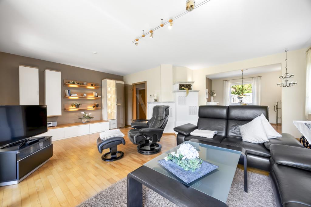 Das Wohnzimmer mit Blick in das Esszimmer
