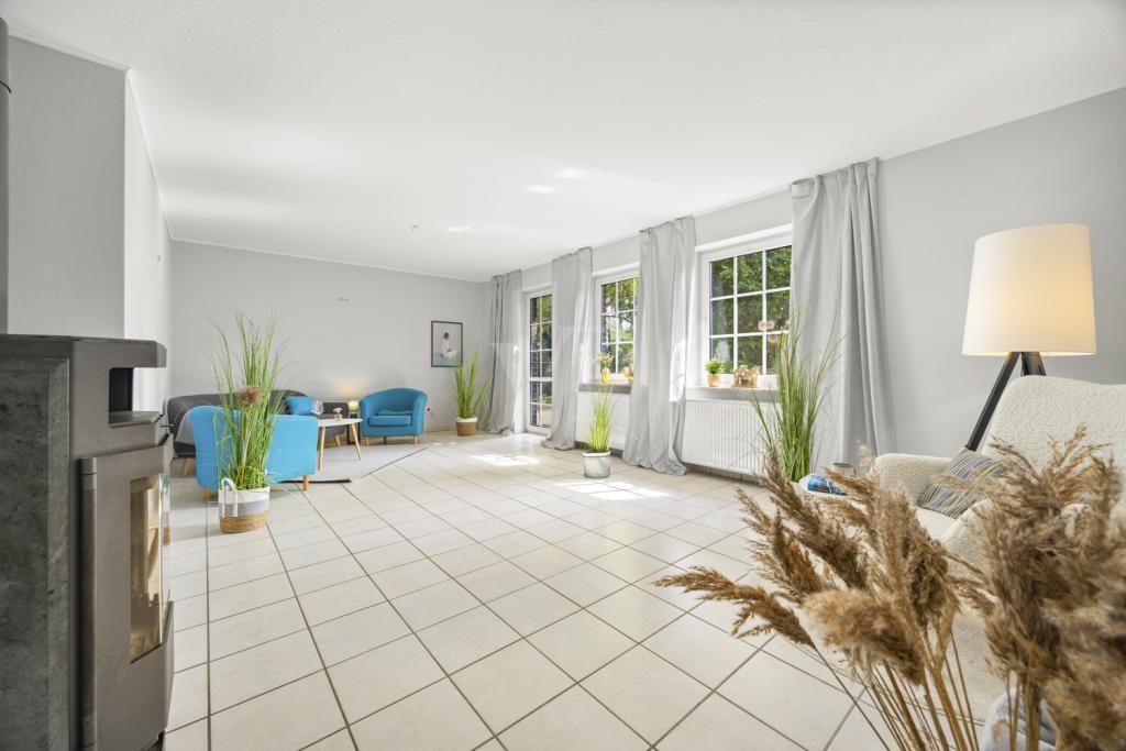 Blick in das freundlich helle Wohnzimmer