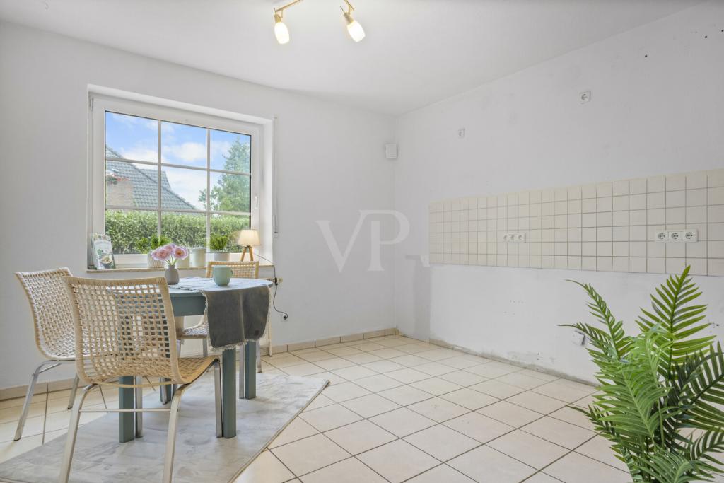 Blick in die geräumige Küche mit Sitzmöglichkeit