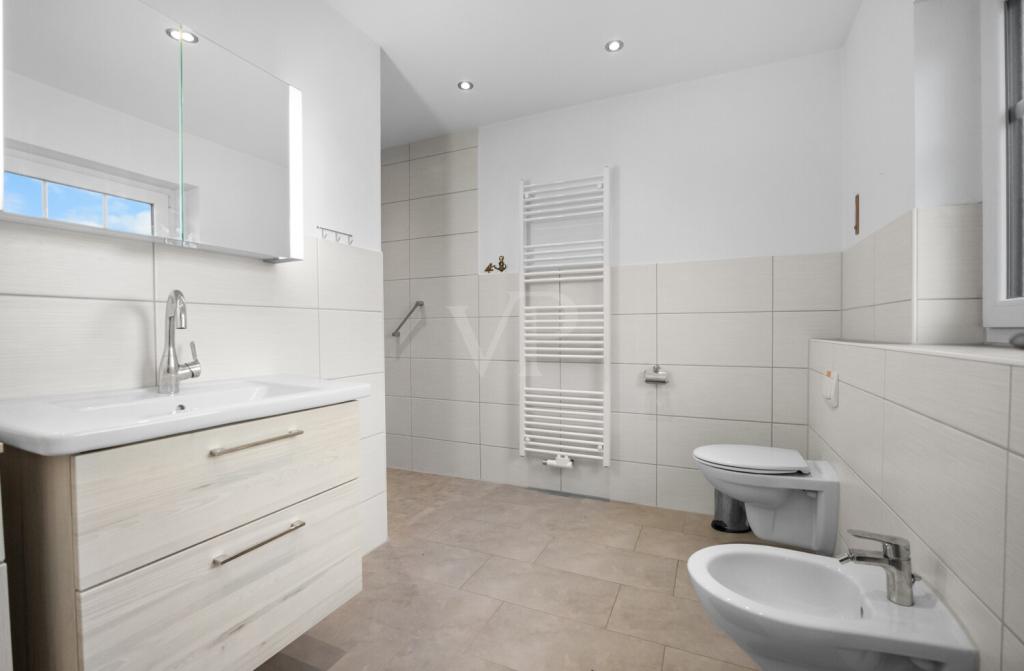 Das Badezimmer mit ebenerdiger Dusche