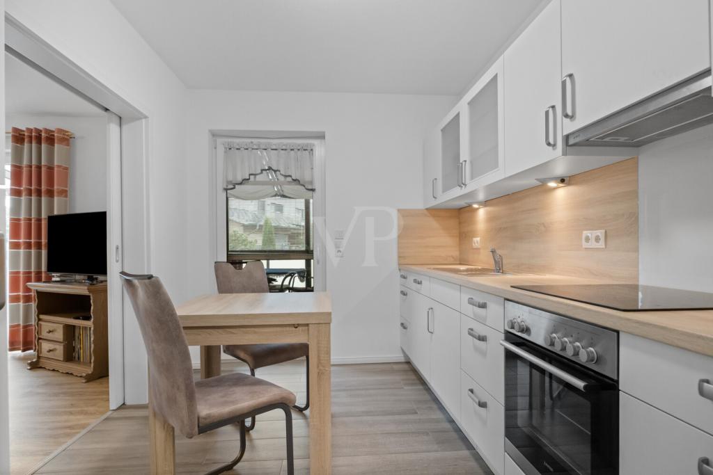Die Küche mit Zugang zum HWR und zur Terrasse