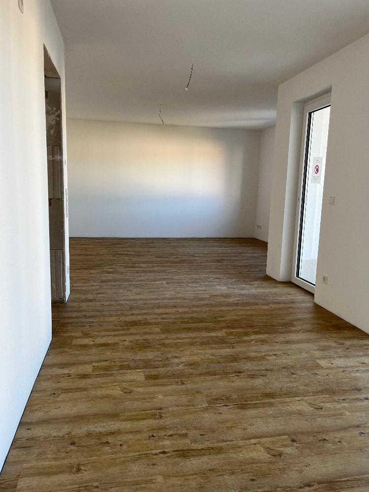 Wohnbereich mit Zugang zum Balkon