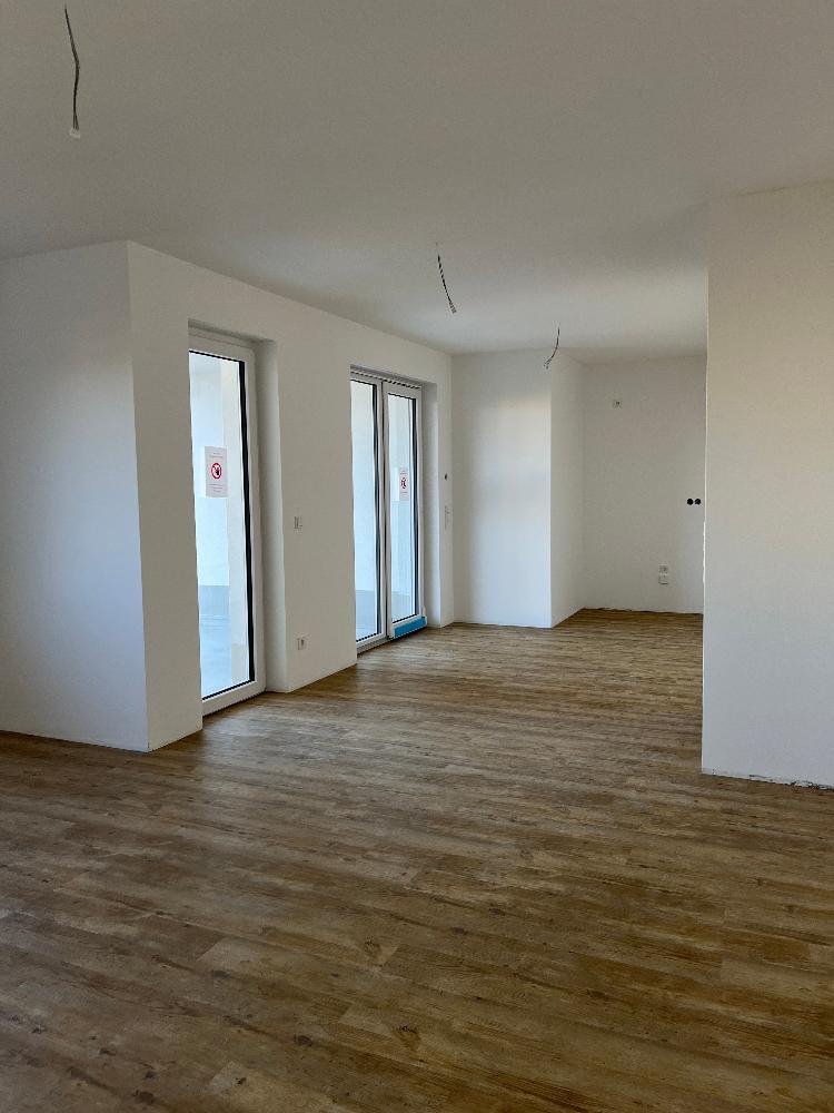 Wohnküche mit Zugang zum Balkon