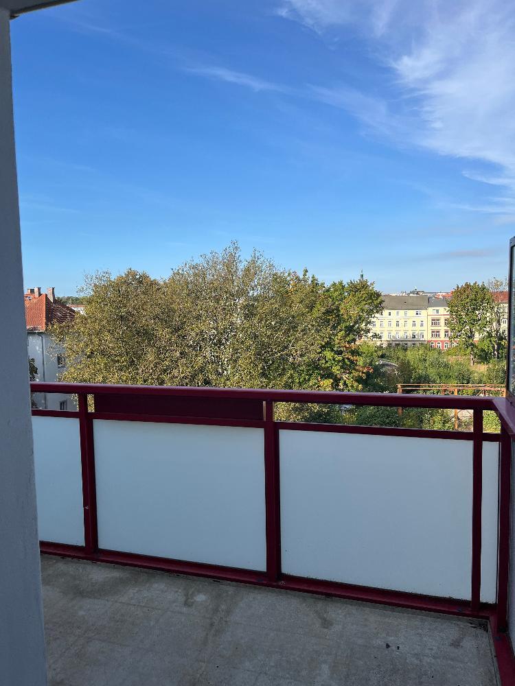 3 Raum Wohnung in ruhiger Lage 1. OG rechts mit großem sonnigen Balkon - Foto 2
