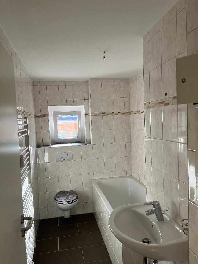 helle 3 Raum Wohnung in ruhiger Lage 2. OG links mit Balkon ab 01.12.2026 - Photo 1