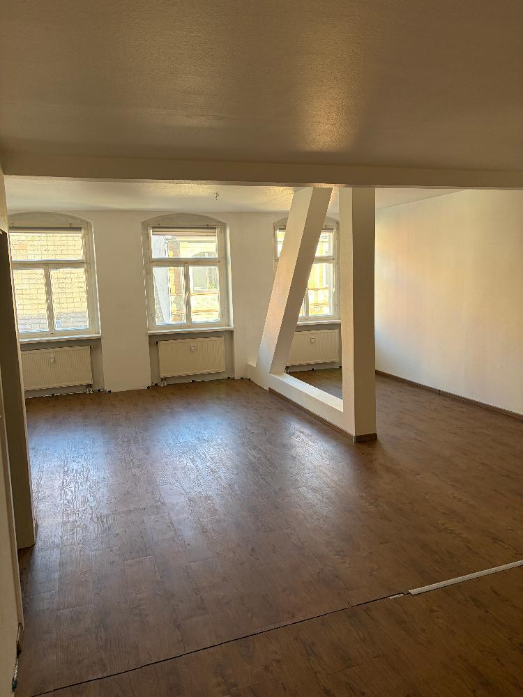 Urbanes Wohnen im geschichtsträchtigen Einzeldenkmal Großzügige 3-Zimmer-Wohnung im 3.OG mit Aufzugskomfort in Freibergs Top-Lage - Foto 1