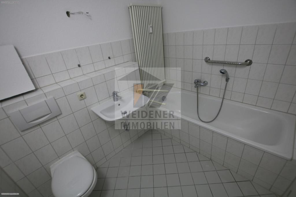 2 Raum DG-Wohnung mit Balkon und Blick ins Grüne. Bad mit Wanne! In Weida! - Foto 2