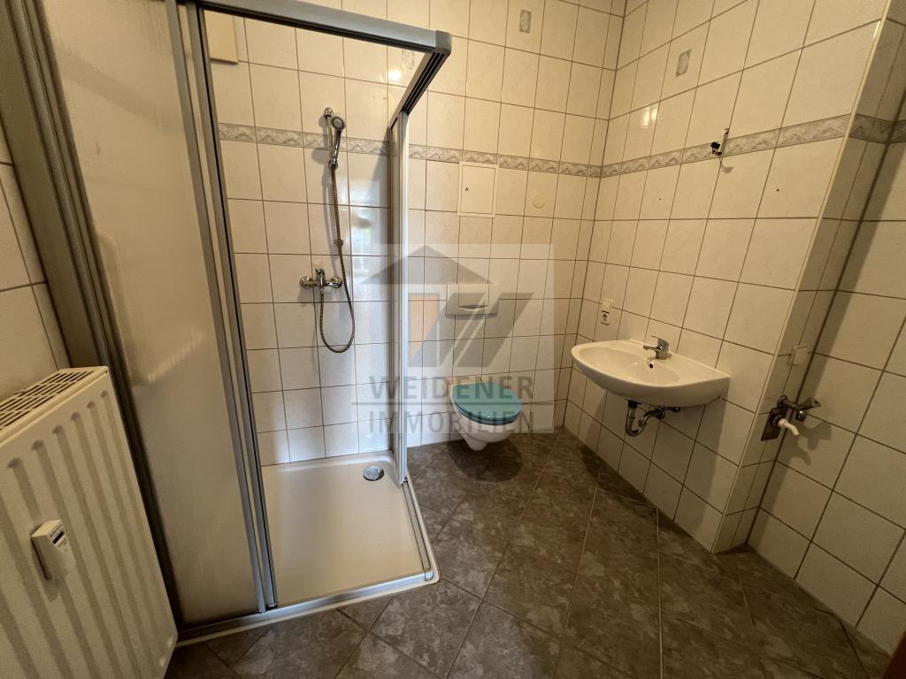 Neu Renoviert mit neuem Boden, Aufzug und Balkon! Schöne Single Wohnung - Photo 3